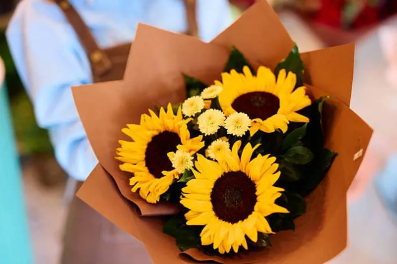 En cada ramo amarillo hay más que un detalle: hay significado, nostalgia y esperanza | iStock