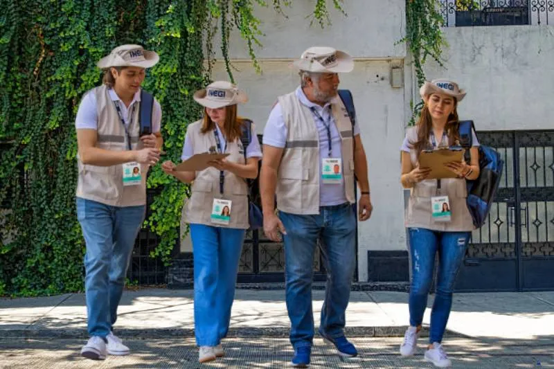 Cada entrevistador portará credencial oficial, uniforme y tableta con el logotipo del instituto/Especial