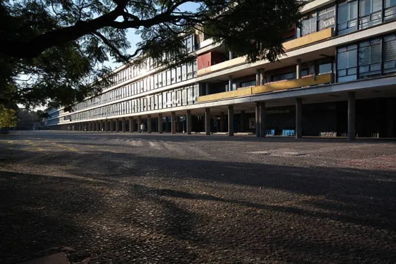 Las amenazas, difundidas a través de medios digitales, provocaron desalojos preventivos y la suspensión temporal de actividades académicas/iStock