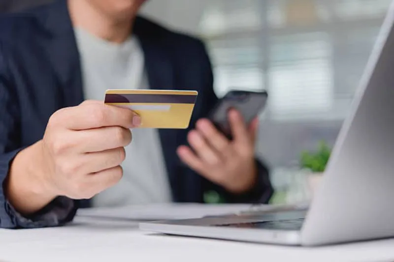 Las compras en línea reciben mayores porcentajes de cashback en varios bancos participantes. / iStock