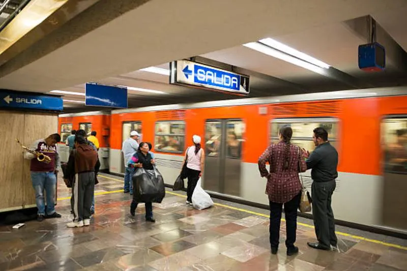 Si un pasajero se queda dormido y no baja, está técnicamente incurriendo en esta falta. / iStock