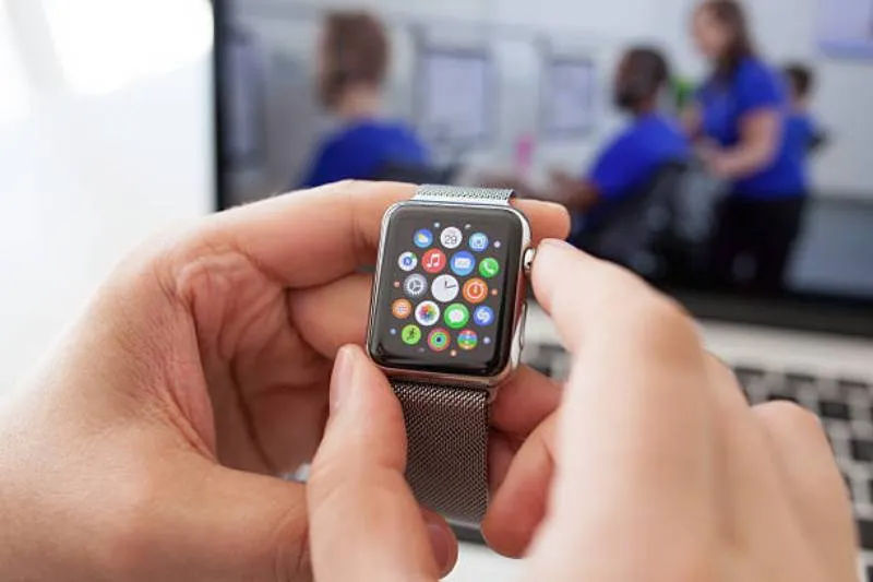Si ya usas un Apple Watch, prepárate para llevar tus conversaciones directamente en la muñeca. / iStock