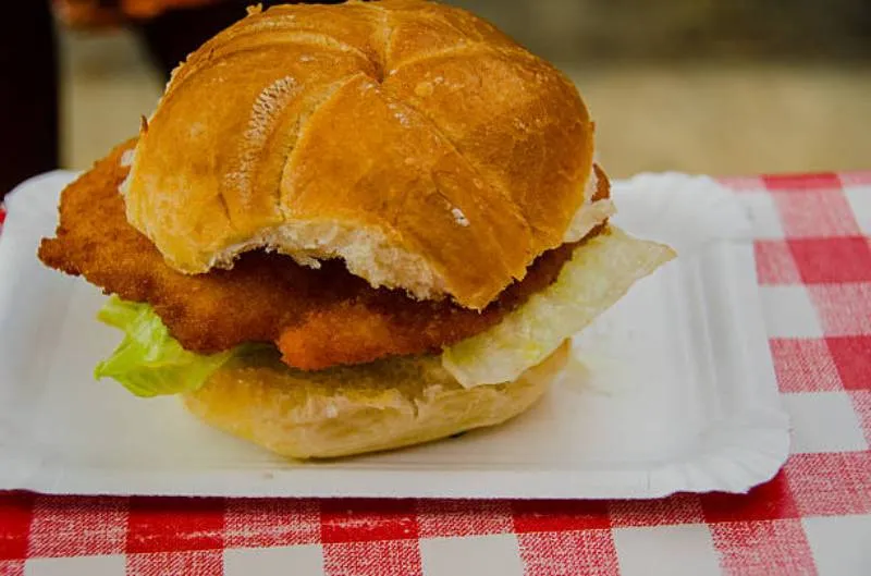 Tortas de milanesa hechas con rollos de papel se venden en el Centro de Monterrey ./ iStock