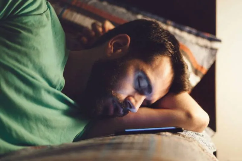 El “vamping” afecta tu descanso. / iStock