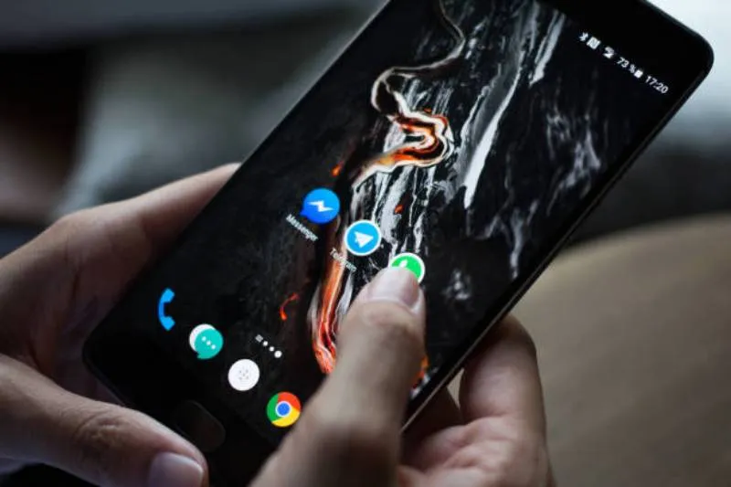 Delincuentes se hacen pasar por personal de la CFE para engañar a usuarios por WhatsApp. / iStock