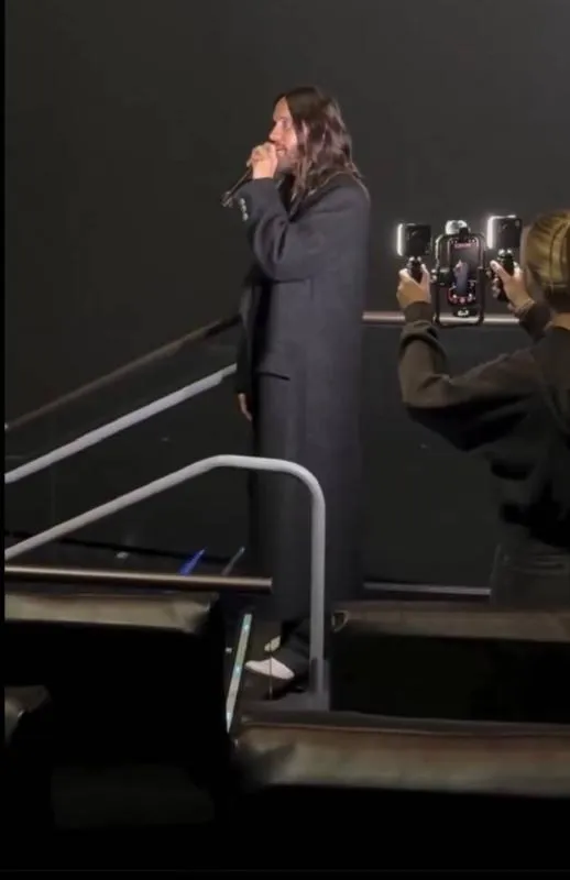 La aparición sorpresa de Jared Leto buscaba conectar directamente con su audiencia. /X