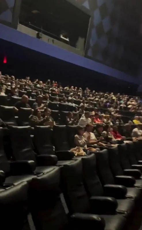 La sala IMAX lucía vacía al momento de la visita del actor. / X