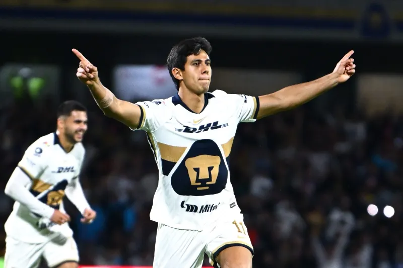 Macías celebra un gol con pumas