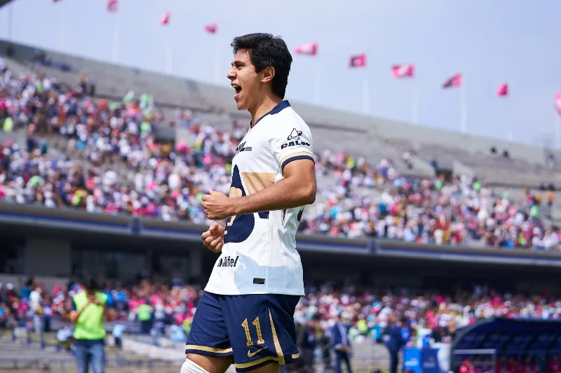 Macías celebra un gol con pumas