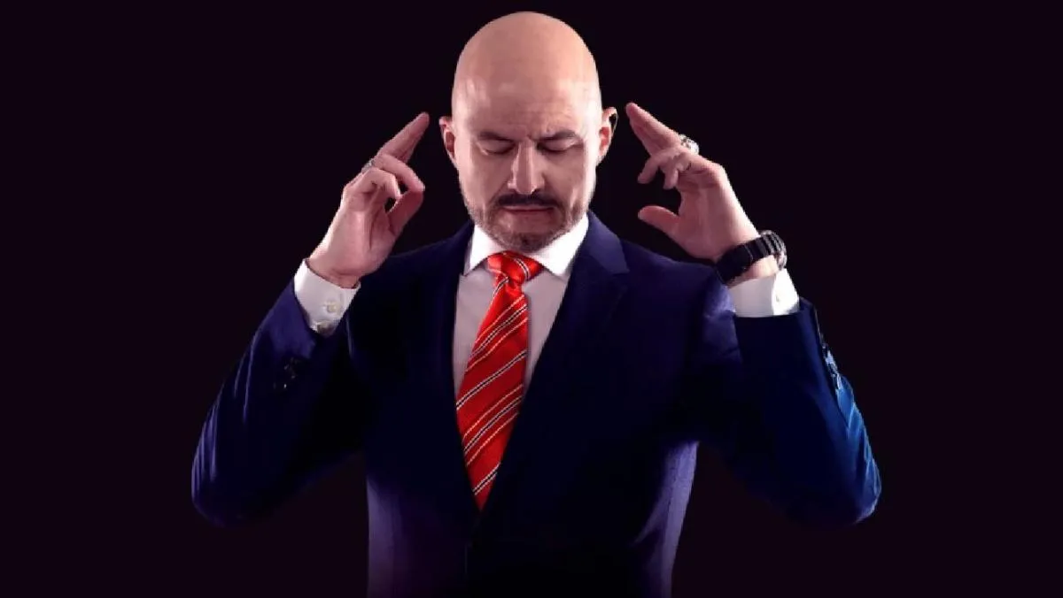 John Milton es un famoso hipnotista que toda su vida a ha trabajado en México/X