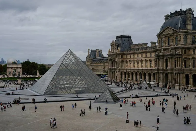 El robo sucedió la mañana de este domingo en el Museo del Louvre/AP