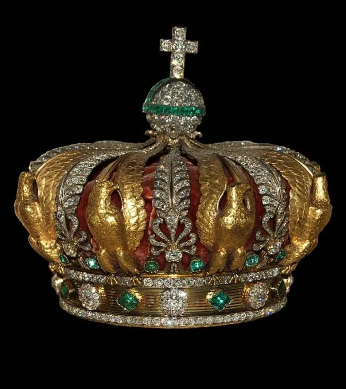 Esta fue al corona recuperada tras el robo, sin embargo, presenta daños considerables/X