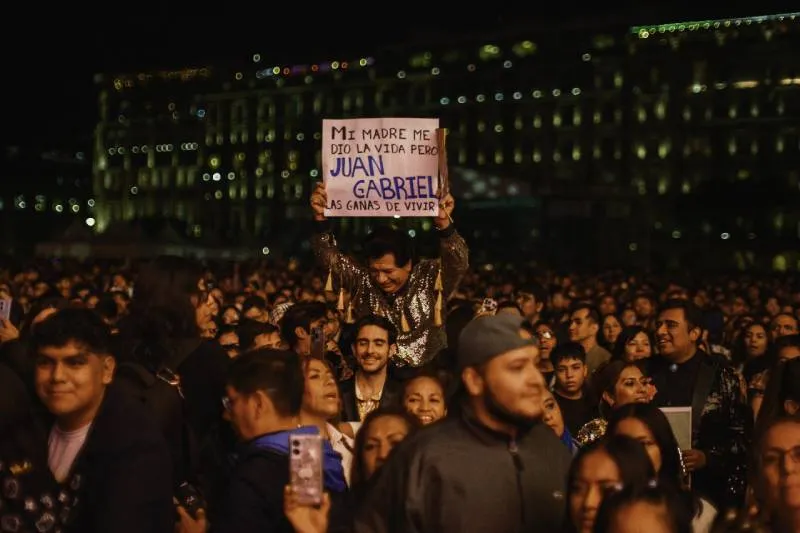 Todo un éxito fue la proyección del concierto de Juan Gabriel en Bellas Artes/Gobierno CDMX