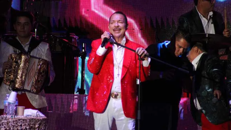 Por ser una figura pública, el cantante recibió un trato especial de la aerolínea/IG: @juliopreciado_oficial