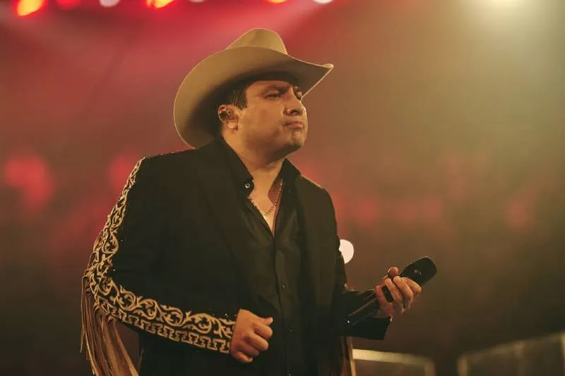 Julión Álvarez fue vinculado a un piloto detenido por presunto narcotráfico/IG: @lospasosdejulion