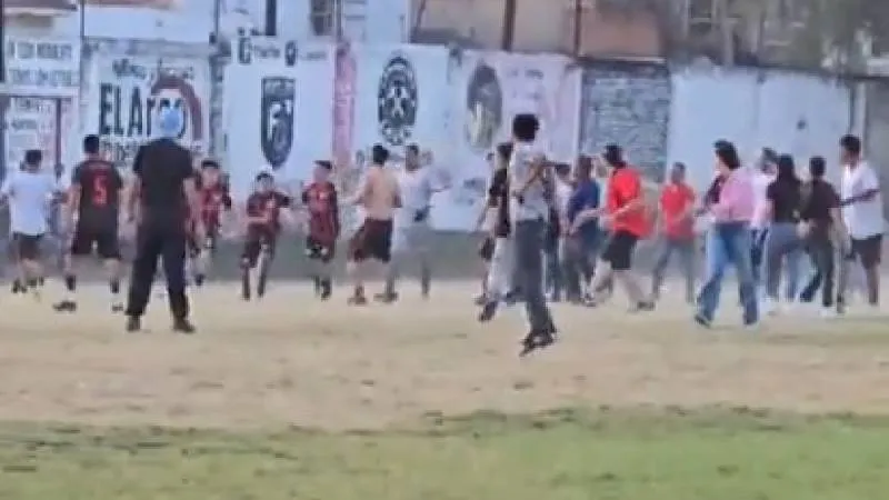 Producto de la pelea un hombre fue trasladado al hospital con varios golpes/X: @medranoazteca