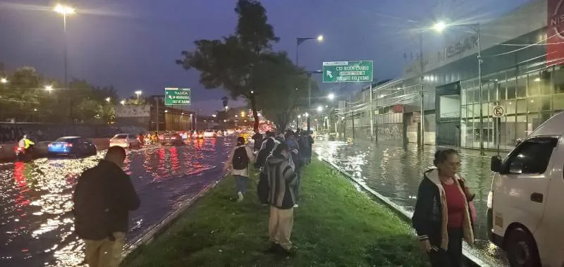 Carriles centrales y laterales de Zaragoza sufrieron inundaciones/X