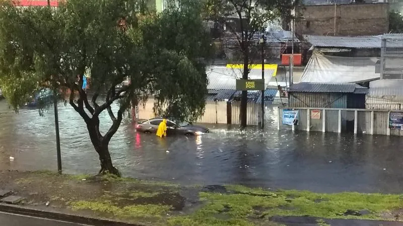 Muchos vehículos ya no pudieron avanzar por la inundación/X
