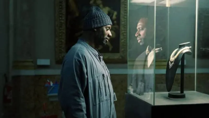 La serie precisamente basa su trama en un robo al Museo Louvre/Netflix
