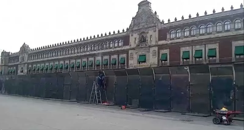 Alrededor del Zócalo ya hay murallas metálicas para resguardar Palacio Nacional/X