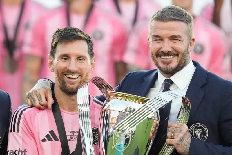 Messi con David Beckham tras el título que ganó Inter