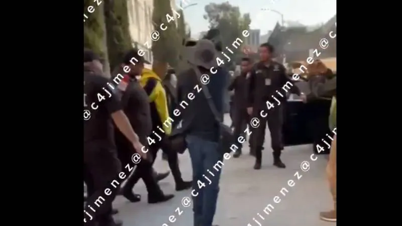 Uriel “N” fue detenido por agentes de la Fiscalía capitalina tras ser señalado por intentar tocar a la presidenta durante un recorrido público. / @C4jimenez