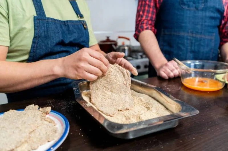 El papel se envuelve, se sumerge en huevo, se empaniza y se fríe como una milanesa tradicional. / iStock