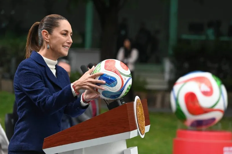 Claudia Sheinbaum durante un evento oficial de la FIFA en Los Pinos