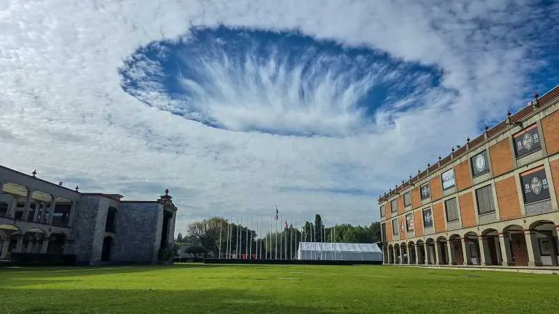 Este fenómeno también es conocido como hole-punch clouds o fallstreak holes/X
