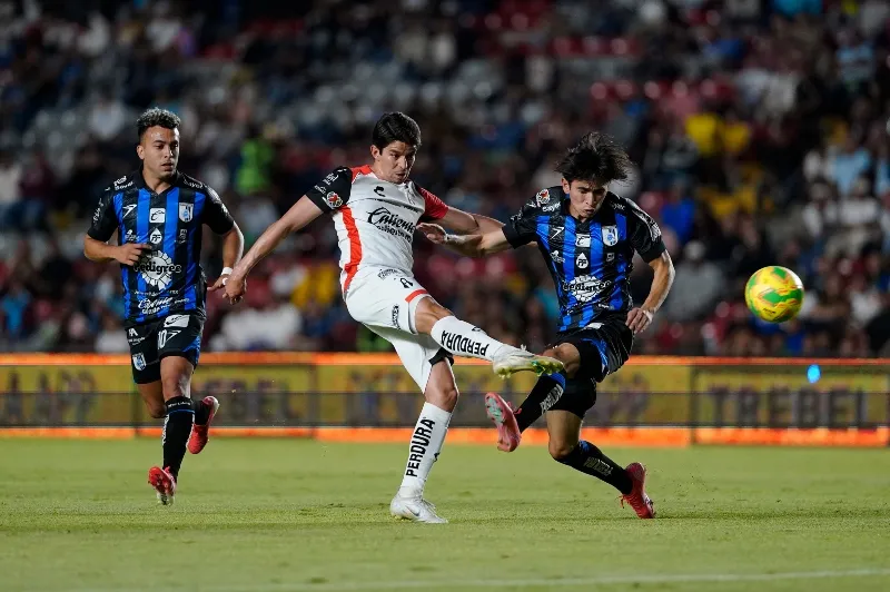 Orrantía empalma el balón | IMAGO7