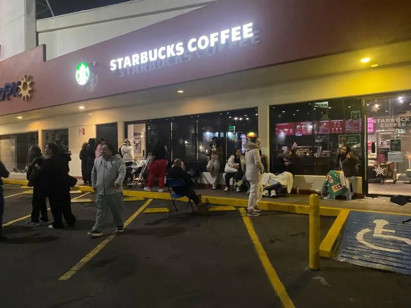 Desde las primeras horas del lunes las personas se formaron para alcanzar un vaso barista/X