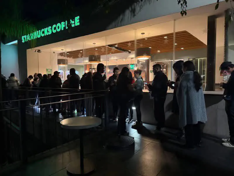 En tienda el vaso tiene un precio de $869 pesos más la compra de una bebida/X