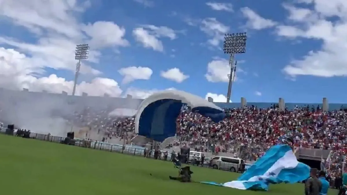 El militar se lastimó algunas vertebras con el impacto en el césped/X