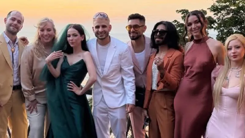 Uno de los vestidos de la novia fue en color verde botella/X