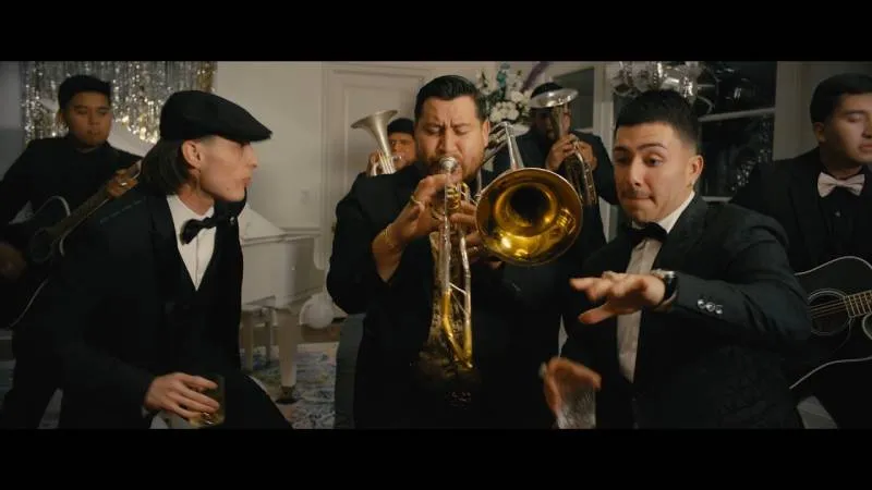 'Ella baila sola' es una canción de Peso Pluma y Eslabón Armado/YouTube