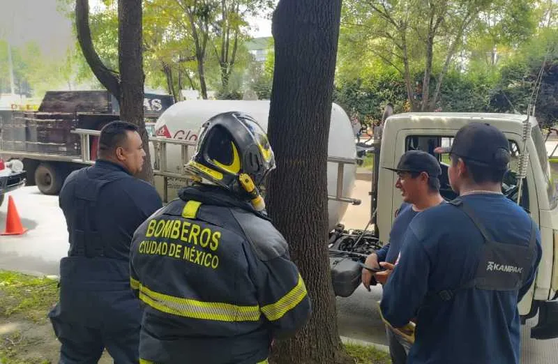 Bomberos llegaron a la zona para controlar la situación/X