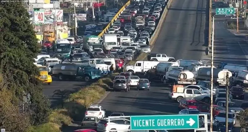 Los manifestantes cruzaron pipas de agua para no dejar pasar/X