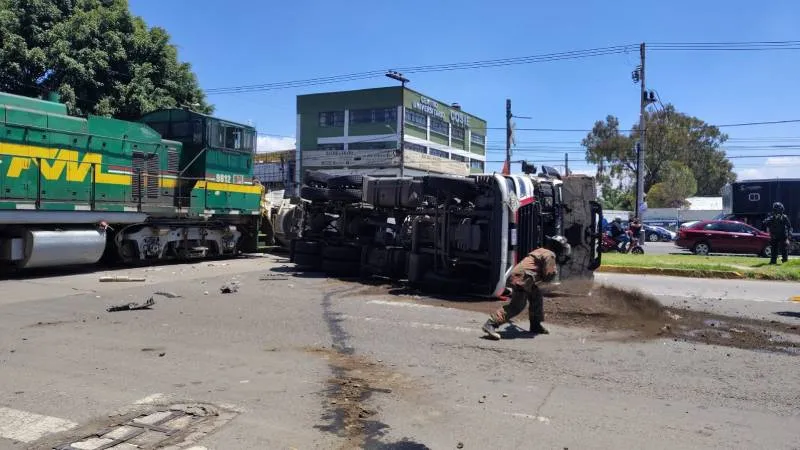 Testigos aseguran que la pipa le quiso ganar el paso al tren/X