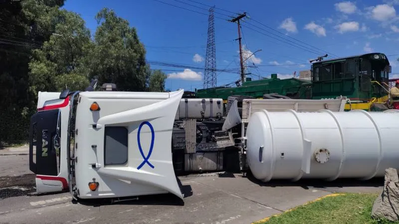 El chófer de la pipa presentó lesiones leves y fue detenido/X