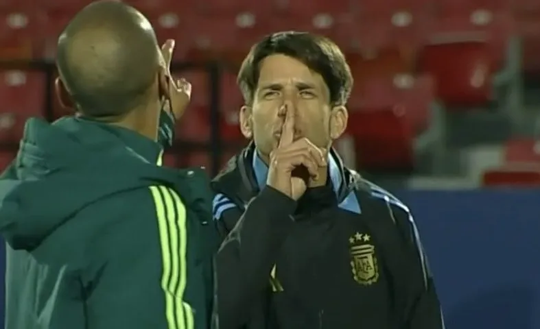 Placente hace gesto de silencio