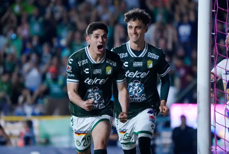 Alfonso Alvarado celebra su gol contra Pumas | IMAGO7