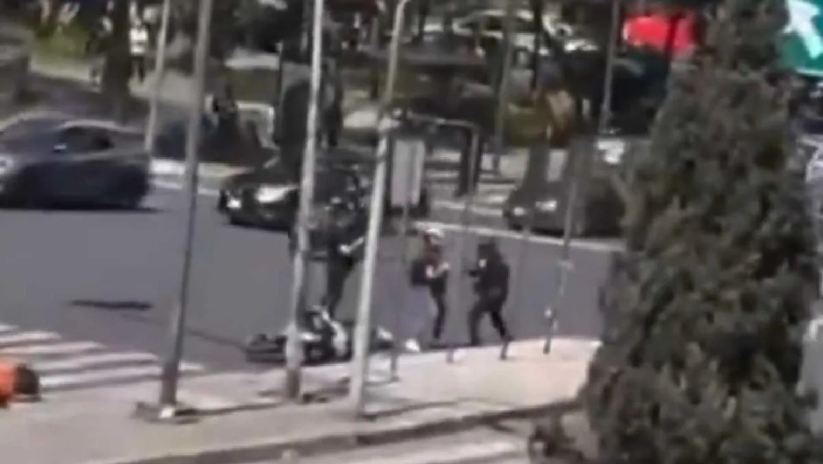 En la imagen se ve al papá del joven asesinado peleando con otro policía/X