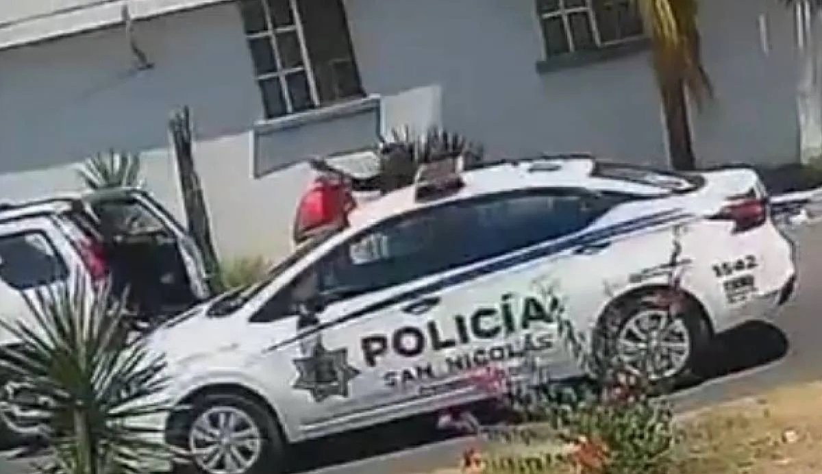 Por fortuna el uniformado auxilió a la mujer y le salvó a la vida/X