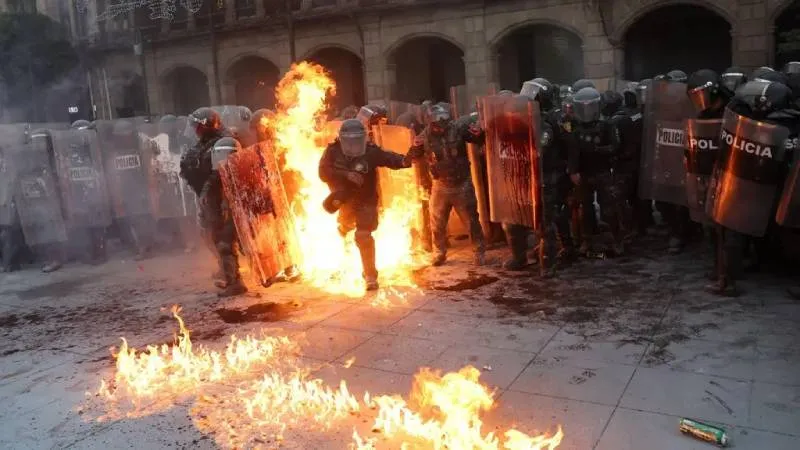 Protesta del 2 de octubre en la CDMX termina con disturbios y lesionados en el Zócalo/N+