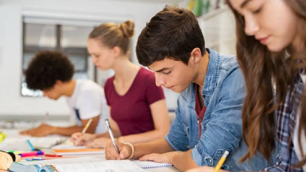 Gracias a estas becas, miles de niñas, niños y adolescentes podrán continuar sus estudios sin que el factor económico represente un impedimento / iStock