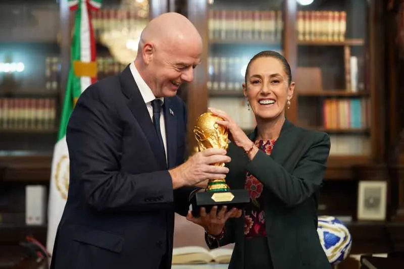 Por tradición, el jefe de estado del país sede y el presidente de FIFA inauguran los mundiales/X: @Claudiashein