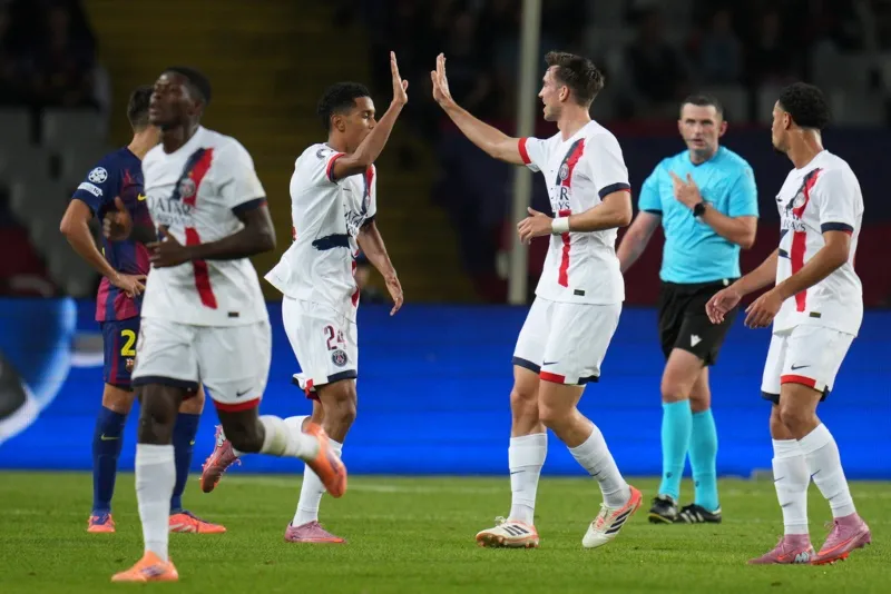 Jugadores de PSG festejan uno de los goles contra Barcelona | AP