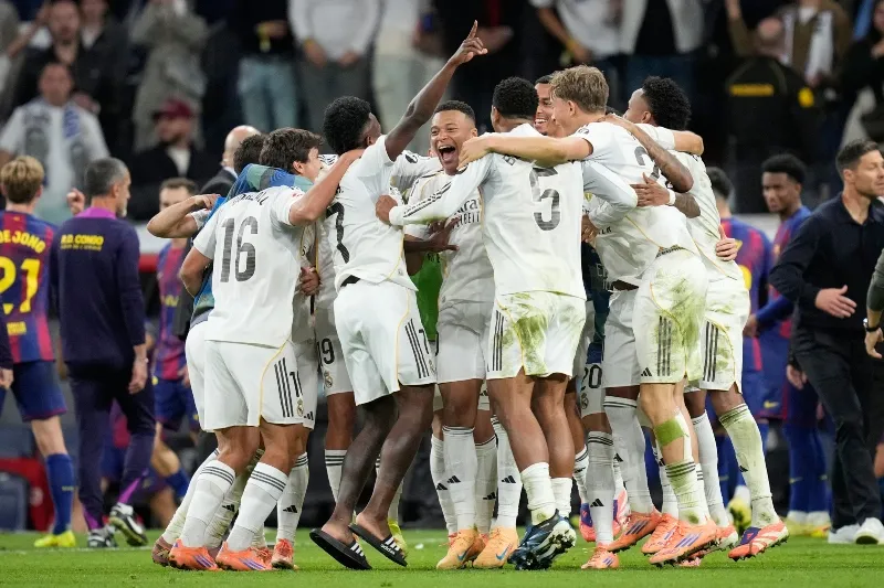 Real Madrid celebra tras haber ganado El Clásico