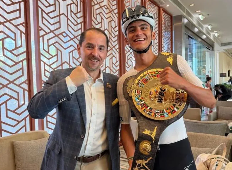 Del Toro con uno de los cinturones conmemorativos del CMB | X: @DavidFaitelson_