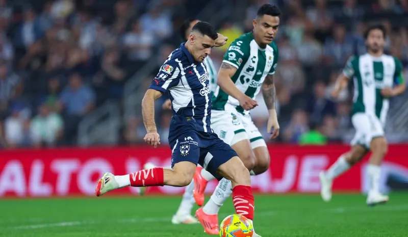Rayados y Santos en acción